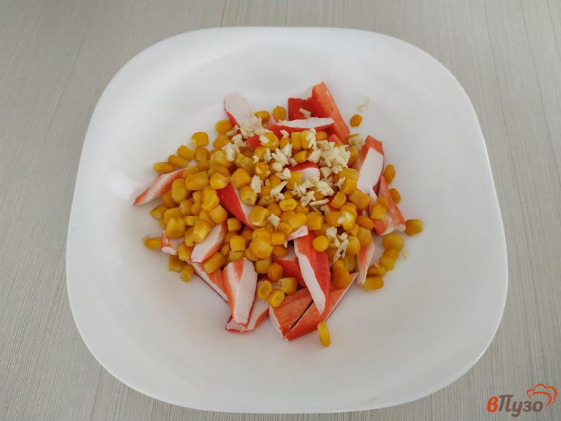 Фото приготовление рецепта: Закуска из крабовых палочек и консервированной кукурузы шаг №3