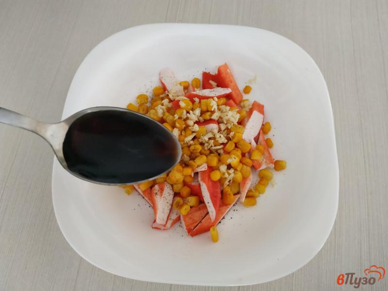 Фото приготовление рецепта: Закуска из крабовых палочек и консервированной кукурузы шаг №5