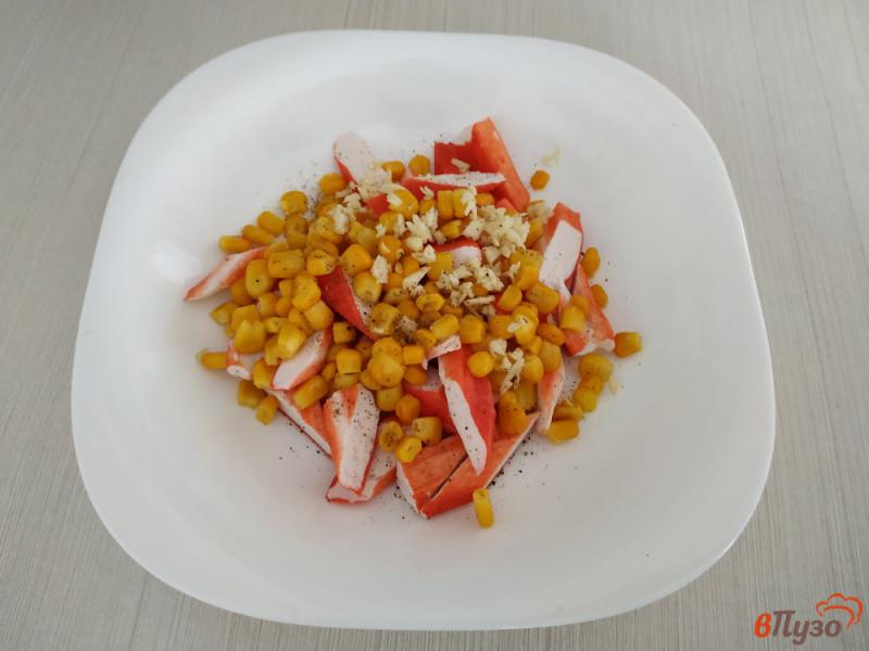 Фото приготовление рецепта: Закуска из крабовых палочек и консервированной кукурузы шаг №4