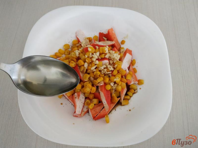 Фото приготовление рецепта: Закуска из крабовых палочек и консервированной кукурузы шаг №6