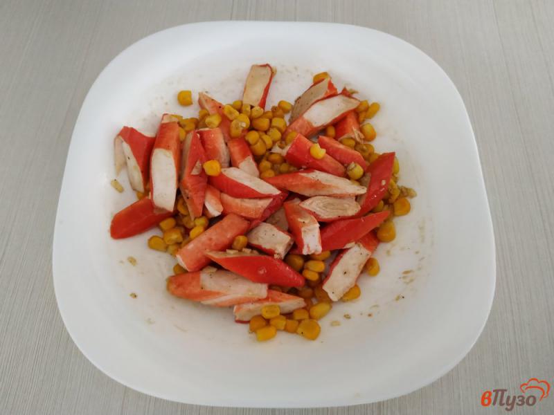 Фото приготовление рецепта: Закуска из крабовых палочек и консервированной кукурузы шаг №7
