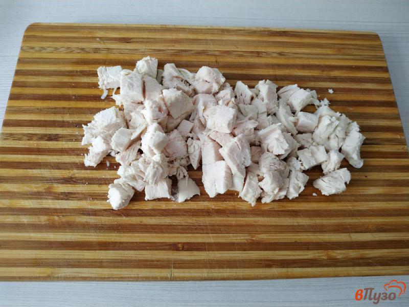 Фото приготовление рецепта: Окрошка на курином бульоне и с куриным филе шаг №5