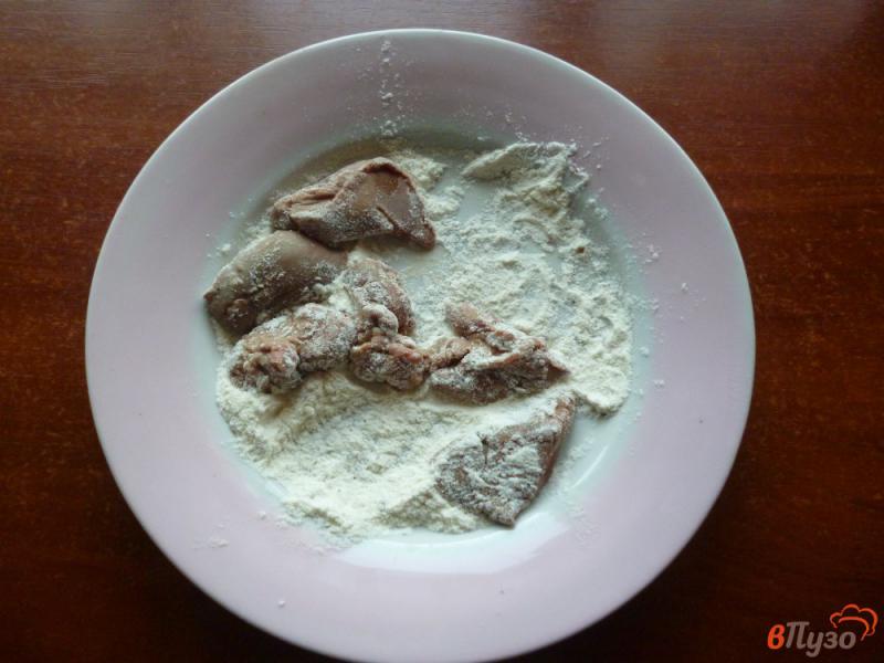 Фото приготовление рецепта: Утиная печень с шампиньонами в сливках шаг №3