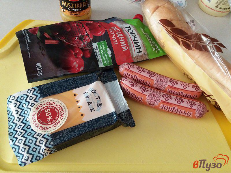 Фото приготовление рецепта: Запеченных хот дог с сыром и помидором шаг №1