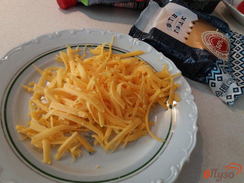 Фото приготовление рецепта: Запеченных хот дог с сыром и помидором шаг №4