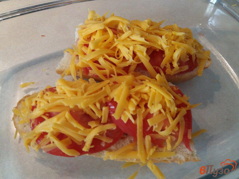 Фото приготовление рецепта: Запеченных хот дог с сыром и помидором шаг №7