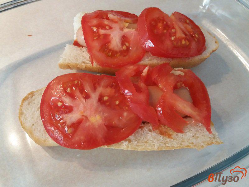 Фото приготовление рецепта: Запеченных хот дог с сыром и помидором шаг №6