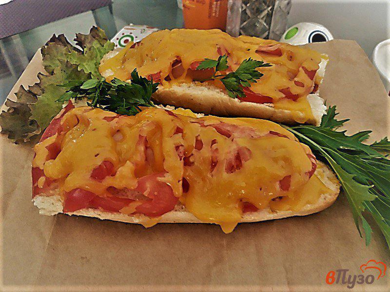 Фото приготовление рецепта: Запеченных хот дог с сыром и помидором шаг №9