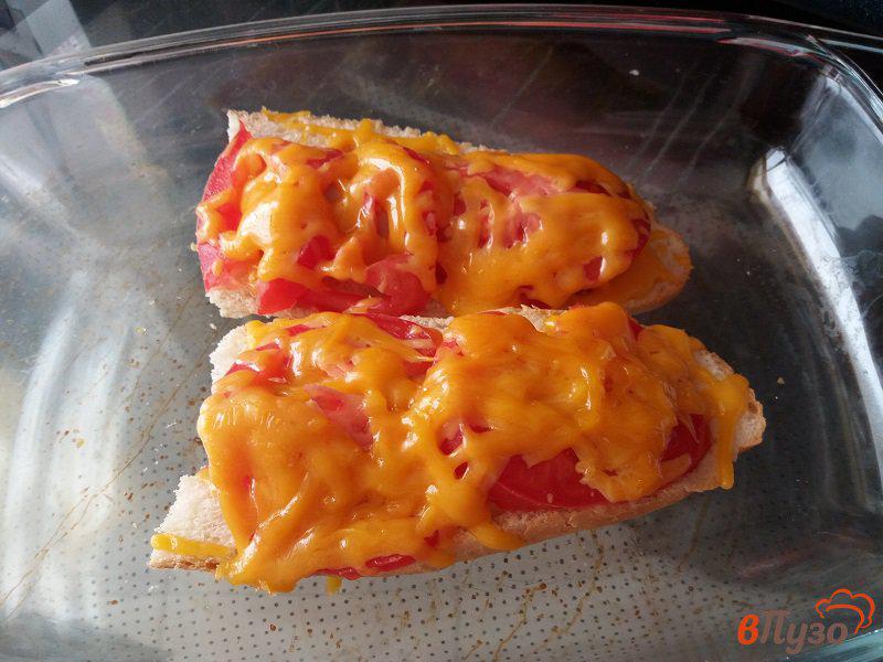 Фото приготовление рецепта: Запеченных хот дог с сыром и помидором шаг №8