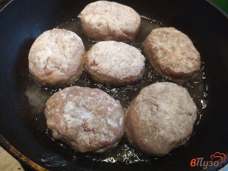 Фото приготовление рецепта: Домашние котлеты из свинины и филе курицы шаг №8