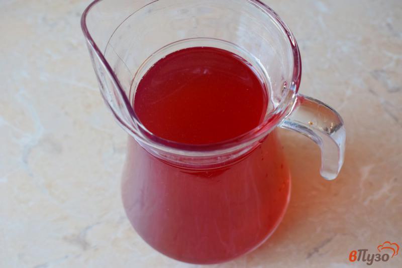 Фото приготовление рецепта: Напиток из клубники с базиликом шаг №4