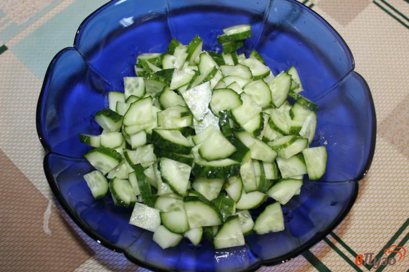Фото приготовление рецепта: Салат из помидоров и огурцов с маслинами шаг №1