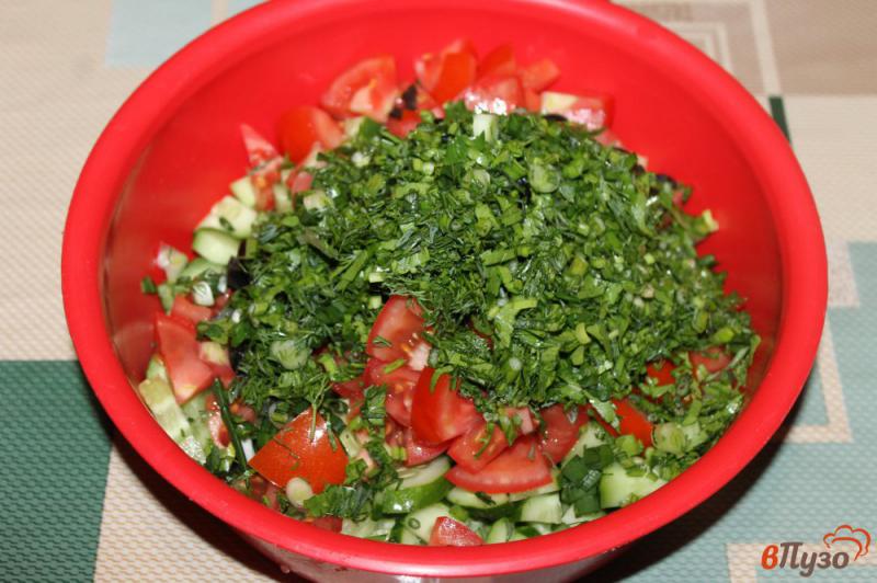 Фото приготовление рецепта: Салат из помидоров и огурцов с маслинами шаг №4