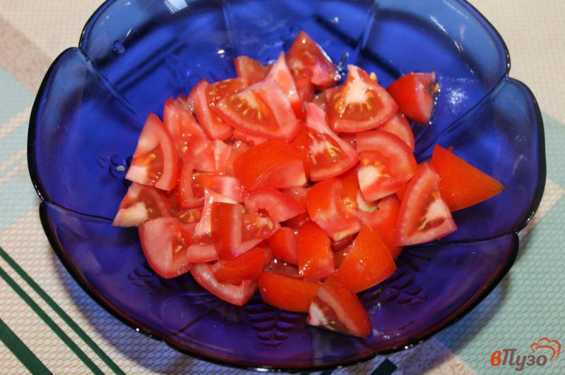 Фото приготовление рецепта: Салат из помидоров и огурцов с маслинами шаг №2