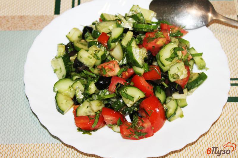 Фото приготовление рецепта: Салат из помидоров и огурцов с маслинами шаг №6