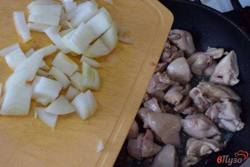 Фото приготовление рецепта: Курица со сливками и чесноком шаг №2