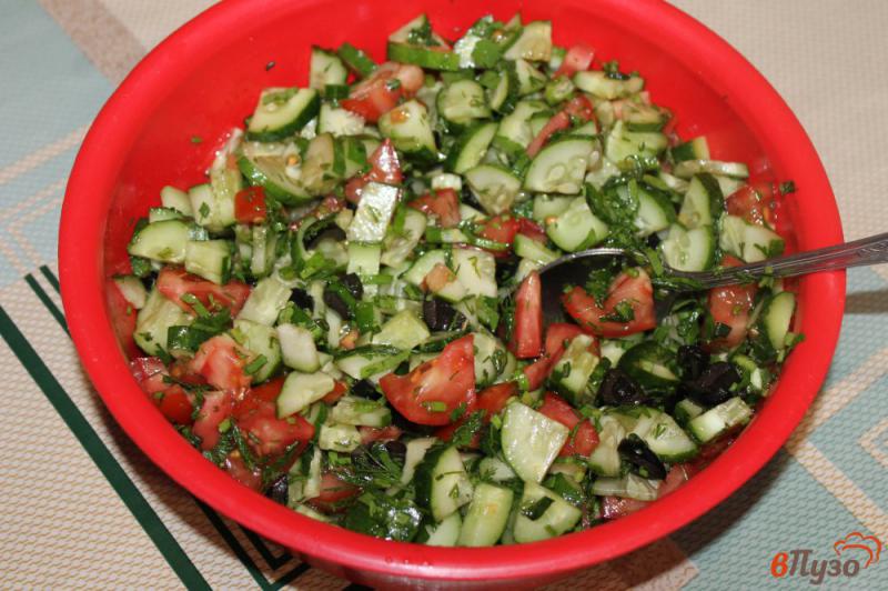 Фото приготовление рецепта: Салат из помидоров и огурцов с маслинами шаг №5