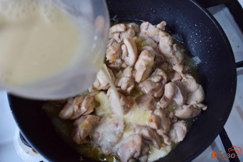 Фото приготовление рецепта: Курица со сливками и чесноком шаг №3