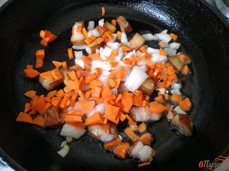 Фото приготовление рецепта: Тушёная капуста с сосисками и салом шаг №4