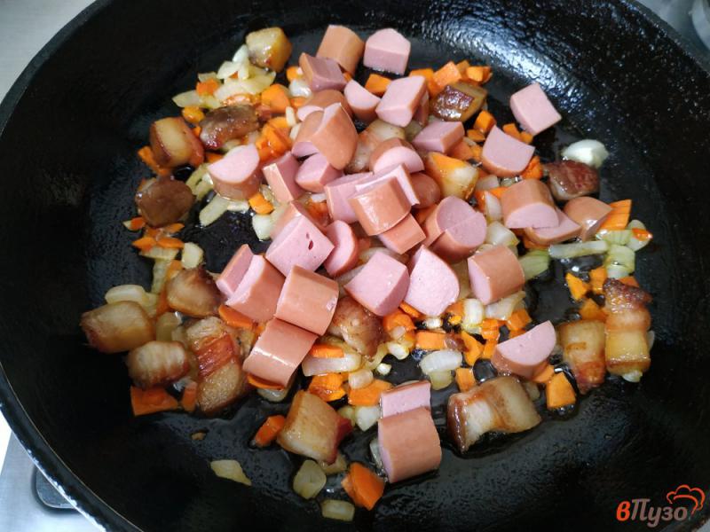 Фото приготовление рецепта: Тушёная капуста с сосисками и салом шаг №6
