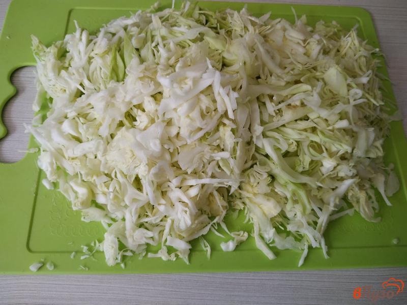 Фото приготовление рецепта: Тушёная капуста с сосисками и салом шаг №9