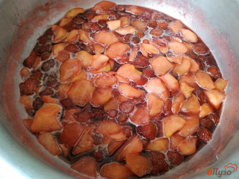 Фото приготовление рецепта: Клубнично яблочный джем шаг №8