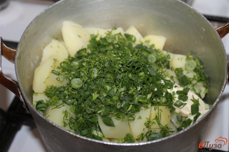 Фото приготовление рецепта: Молодой картофель с зеленью и маслом шаг №4