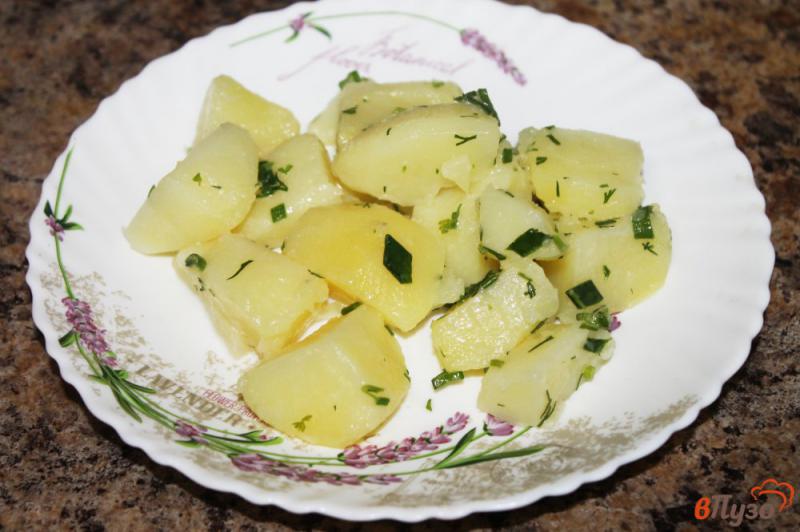 Фото приготовление рецепта: Молодой картофель с зеленью и маслом шаг №5