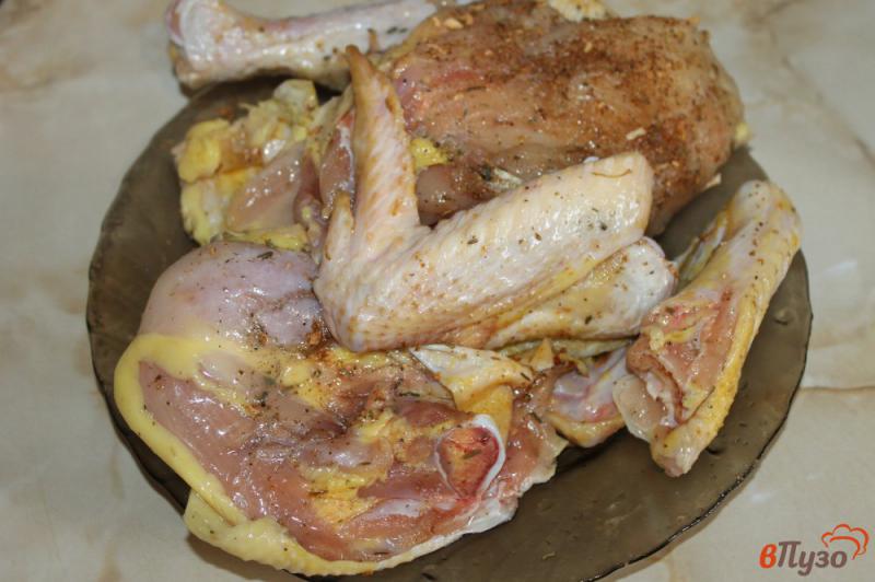 Фото приготовление рецепта: Запеченное куриное мясо с лимоном и гранатовым соусом шаг №4
