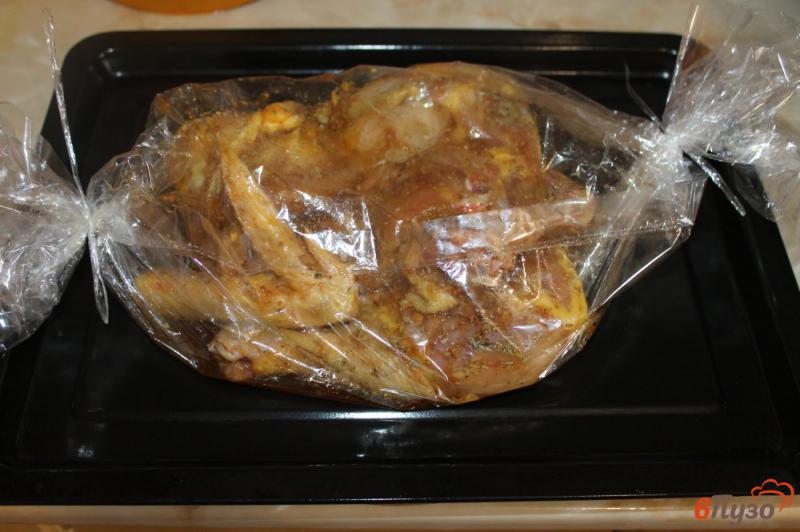 Фото приготовление рецепта: Запеченное куриное мясо с лимоном и гранатовым соусом шаг №6