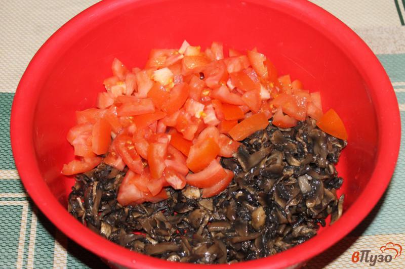 Фото приготовление рецепта: Лаваш с помидорами и сыром шаг №2