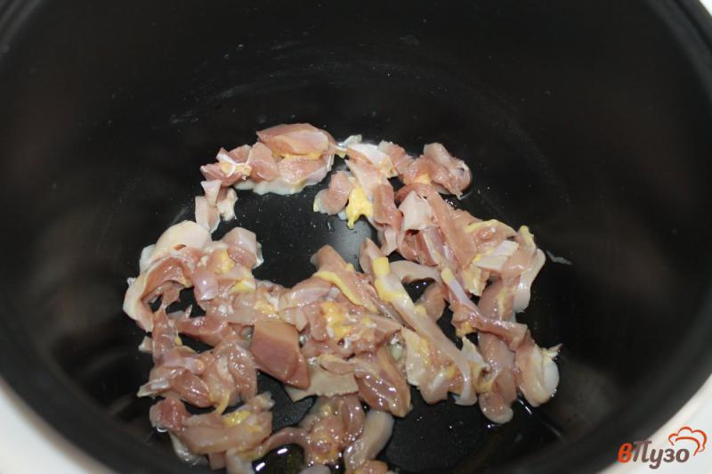 Фото приготовление рецепта: Рис с курицей и помидорами в мультиварке шаг №3