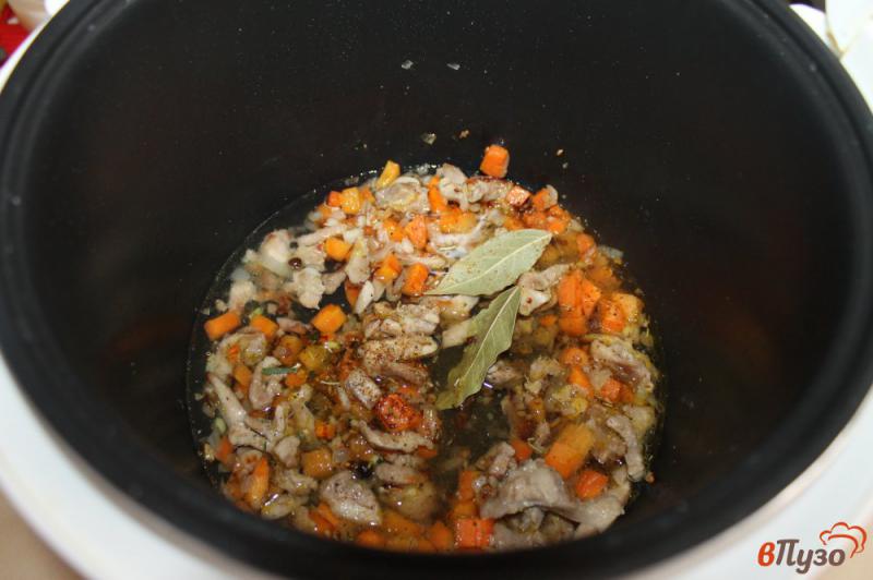 Фото приготовление рецепта: Рис с курицей и помидорами в мультиварке шаг №4