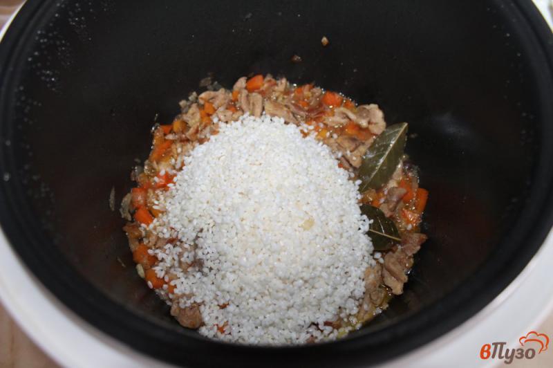 Фото приготовление рецепта: Рис с курицей и помидорами в мультиварке шаг №5