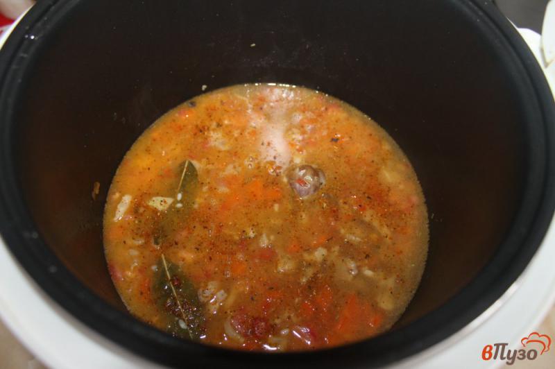 Фото приготовление рецепта: Рис с курицей и помидорами в мультиварке шаг №7