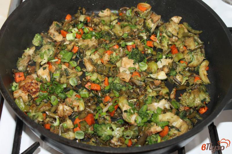 Фото приготовление рецепта: Рагу овощное с брокколи цветной капустой и спаржевой фасолью шаг №4