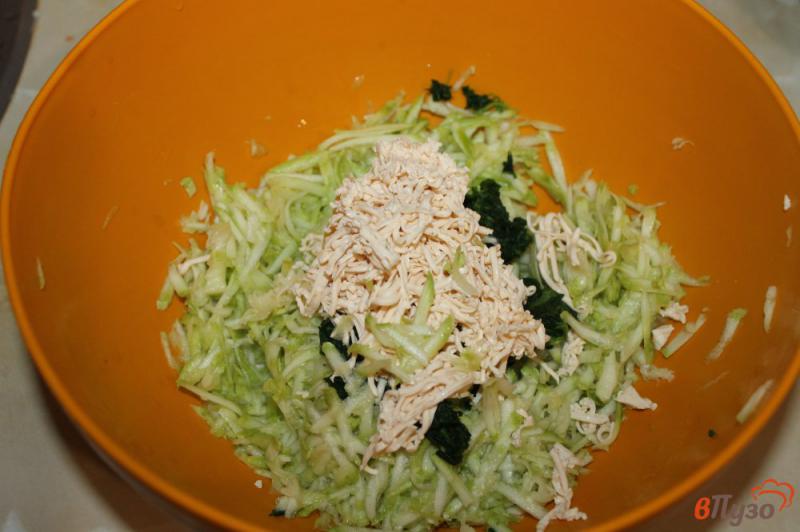 Фото приготовление рецепта: Кабачковые оладьи с плавленым сыром и шпинатом шаг №3