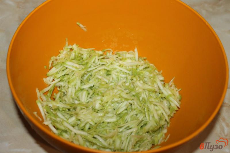 Фото приготовление рецепта: Кабачковые оладьи с плавленым сыром и шпинатом шаг №1