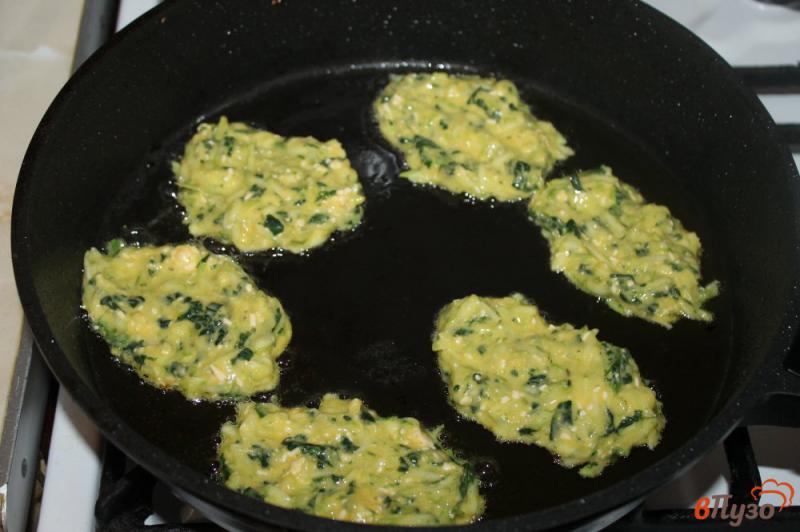 Фото приготовление рецепта: Кабачковые оладьи с плавленым сыром и шпинатом шаг №5