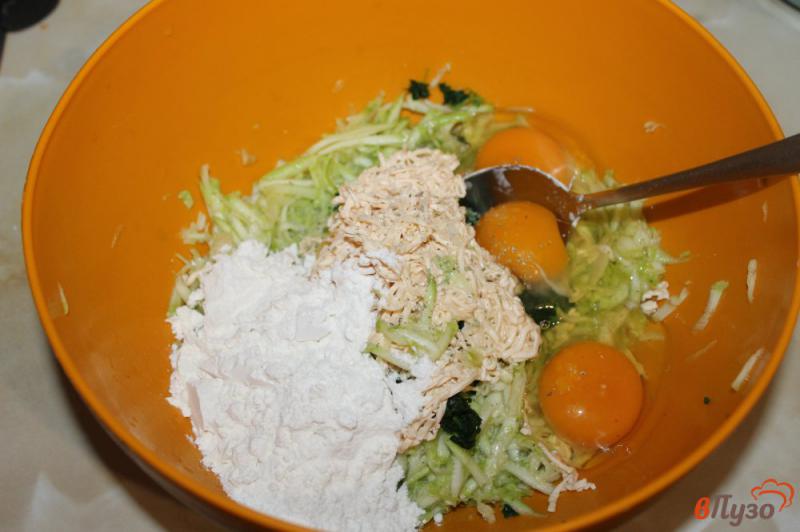 Фото приготовление рецепта: Кабачковые оладьи с плавленым сыром и шпинатом шаг №4