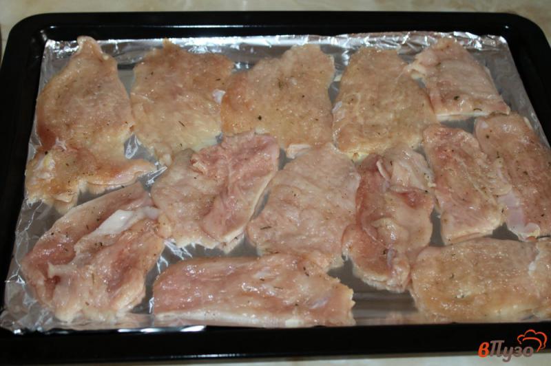 Фото приготовление рецепта: Куриная отбивная с моцарелой и помидорами шаг №3