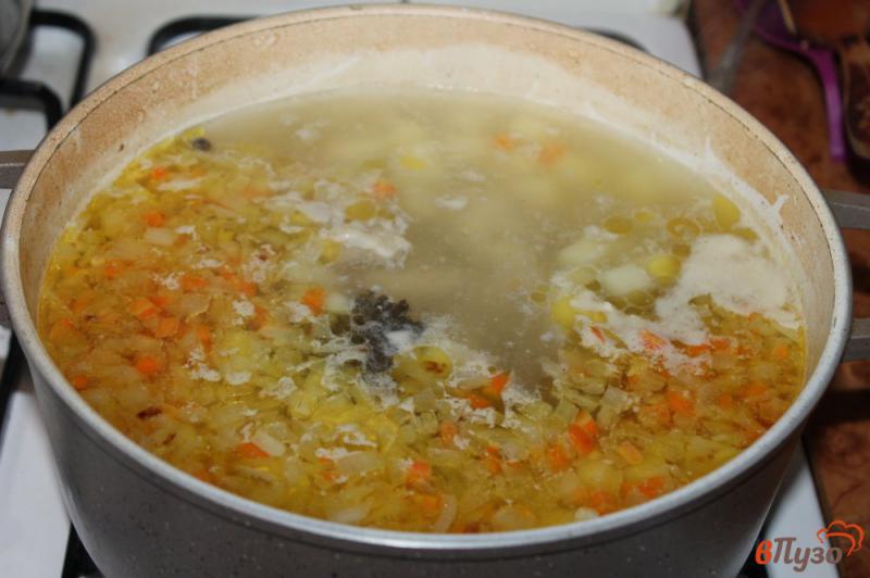 Фото приготовление рецепта: Суп на курином бульоне с молодым щавелем шаг №4