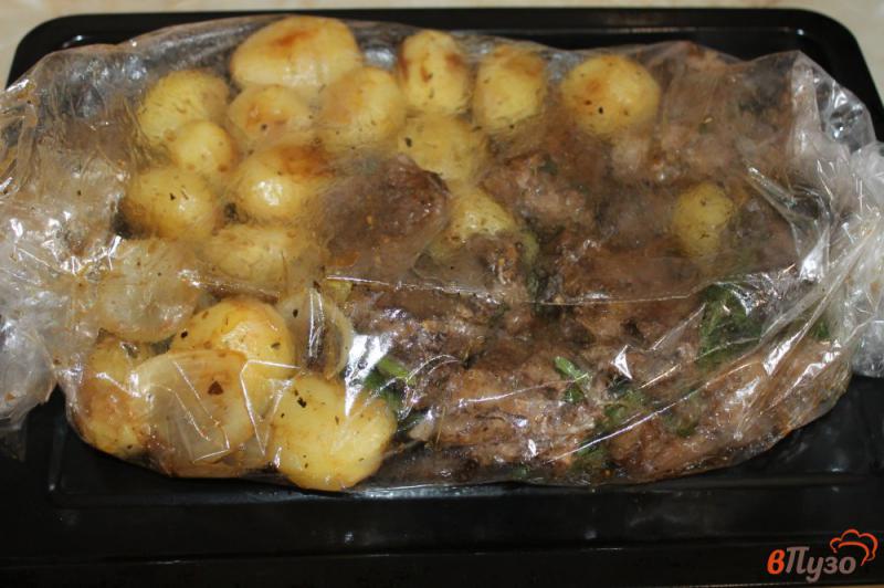 Фото приготовление рецепта: Свиные ребра с молодым картофелем в духовке шаг №5