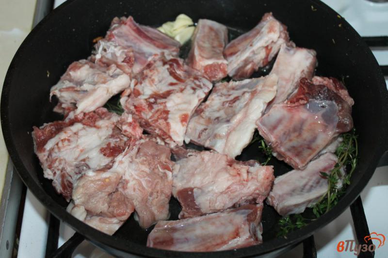 Фото приготовление рецепта: Свиные ребра с молодым картофелем в духовке шаг №3