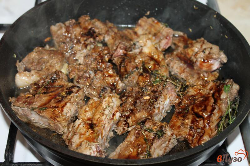 Фото приготовление рецепта: Свиные ребра с молодым картофелем в духовке шаг №4