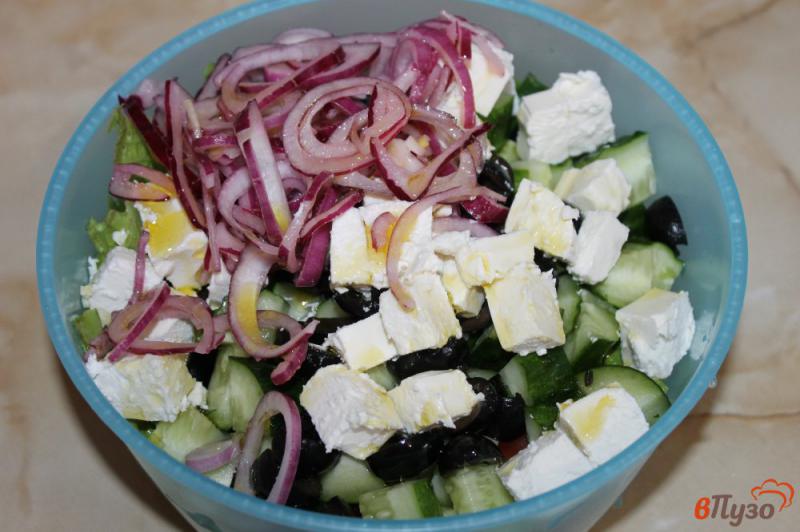 Фото приготовление рецепта: Салат Греческий с маринованным красным луком шаг №4