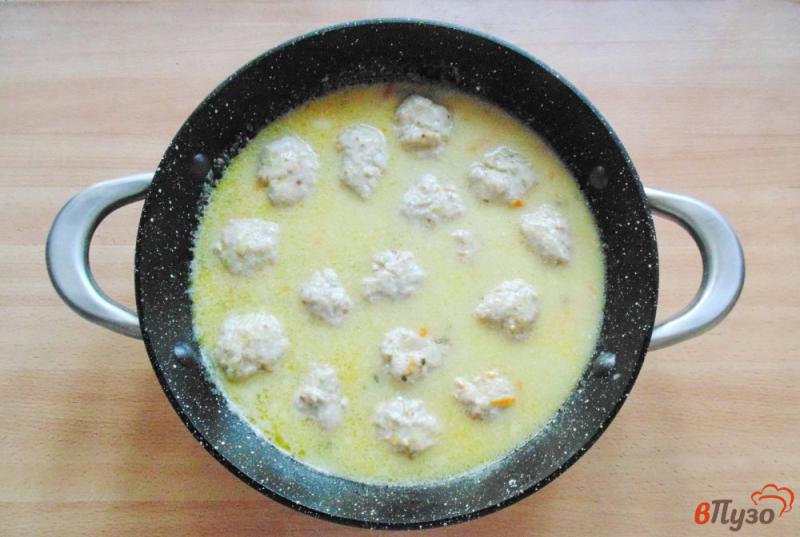 Фото приготовление рецепта: Тефтели с кабачками и цветной капустой в сметане шаг №5