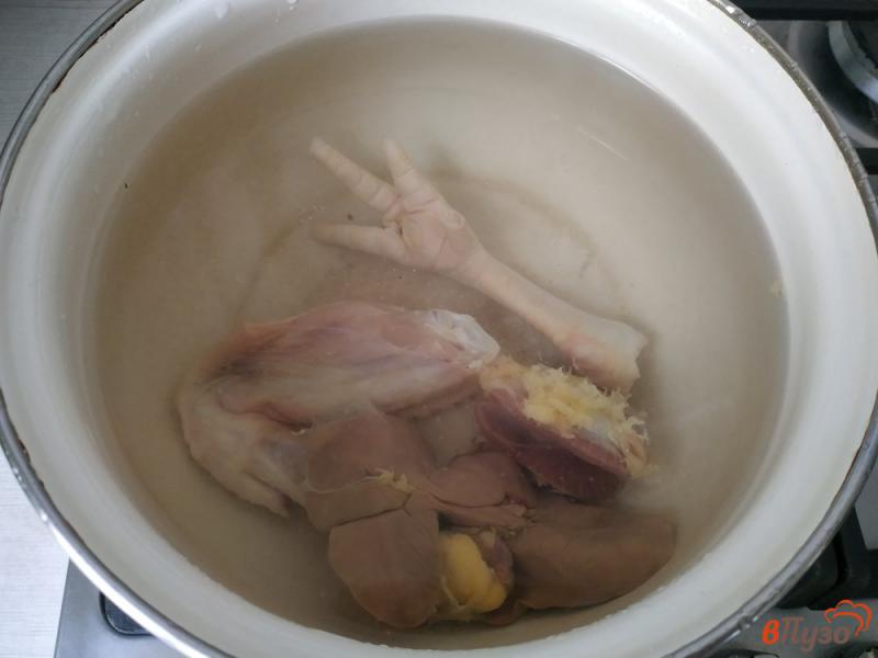 Фото приготовление рецепта: Суп с лапшой на бульоне с куриного потроха шаг №1