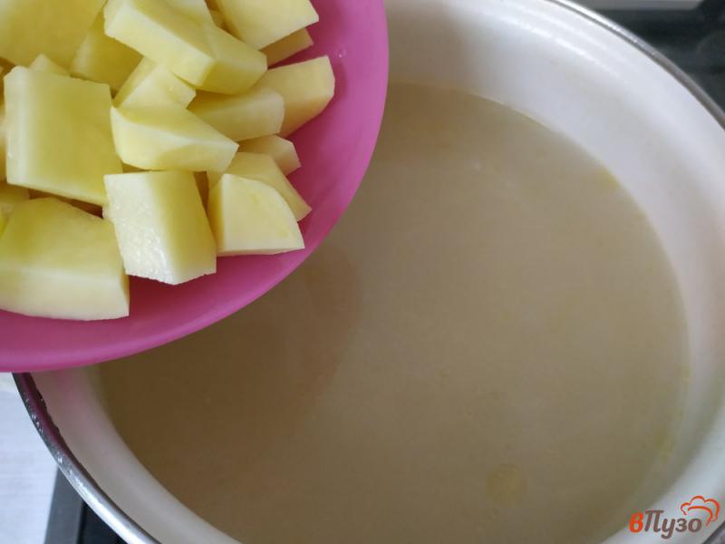Фото приготовление рецепта: Суп с лапшой на бульоне с куриного потроха шаг №4