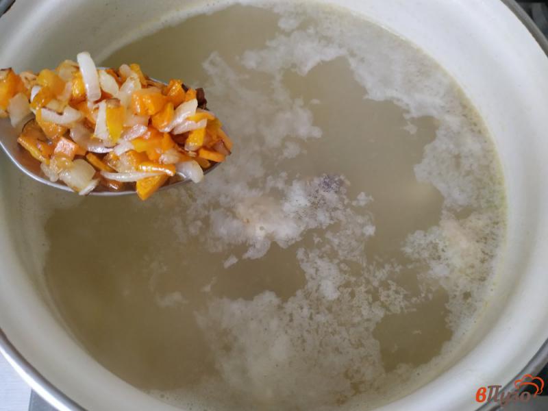 Фото приготовление рецепта: Суп с лапшой на бульоне с куриного потроха шаг №8